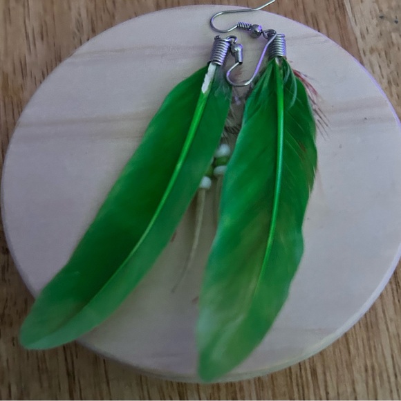 BOHO green feather earrings with accent, Bohemian Chic!! ⭐️🤩 - Picture 2 of 2